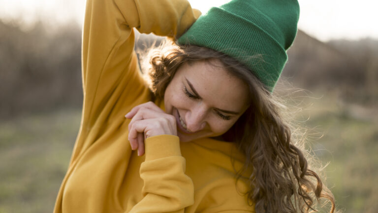 Jolie fille a l exterieur portant un chapeau vert